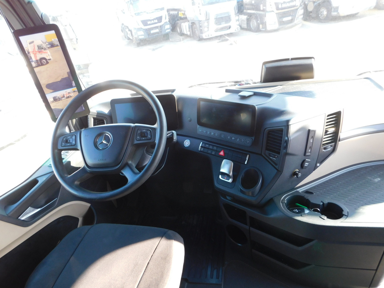 Tractor unit Mercedes Actros: picture 6