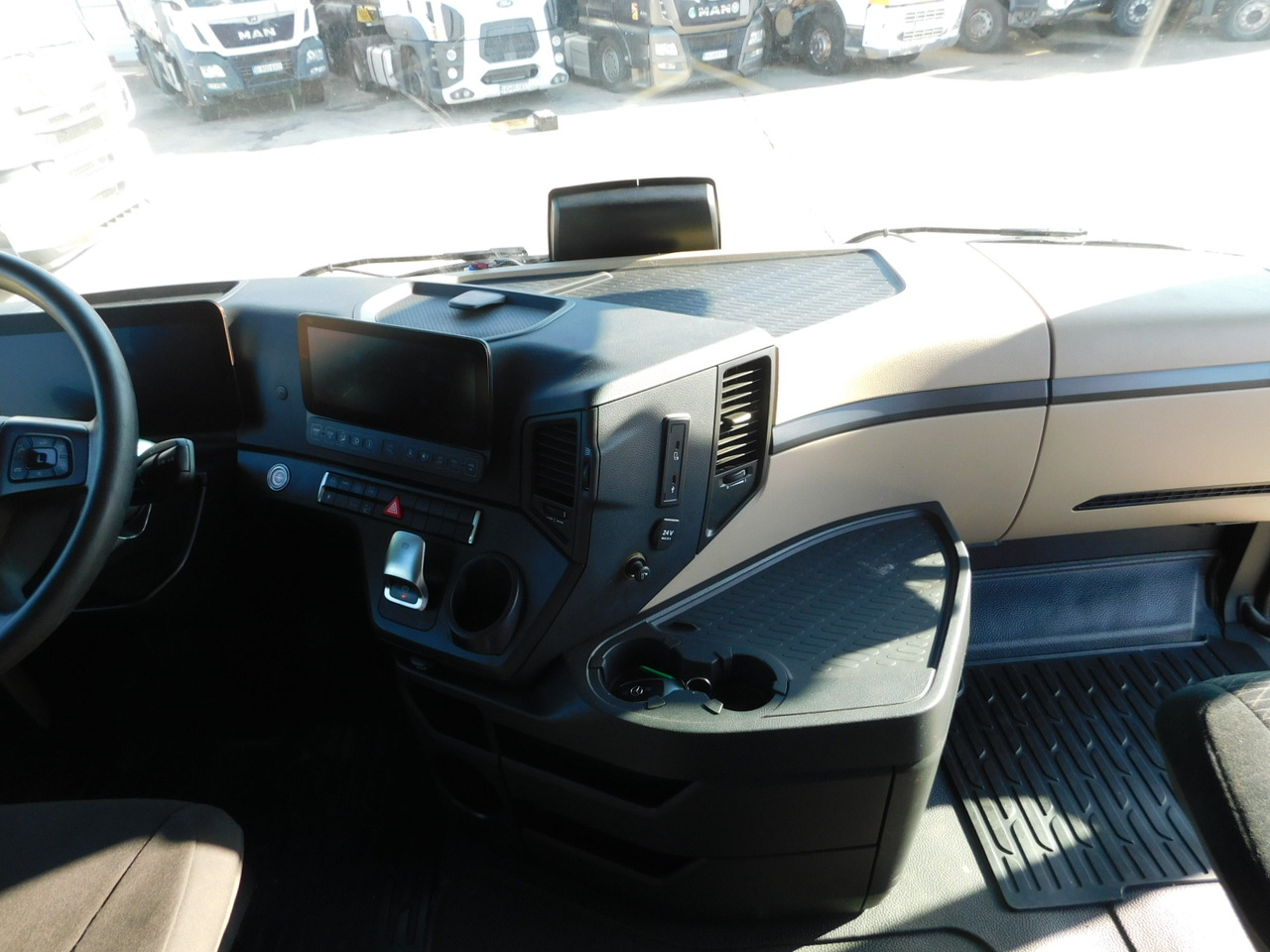 Tractor unit Mercedes Actros: picture 7