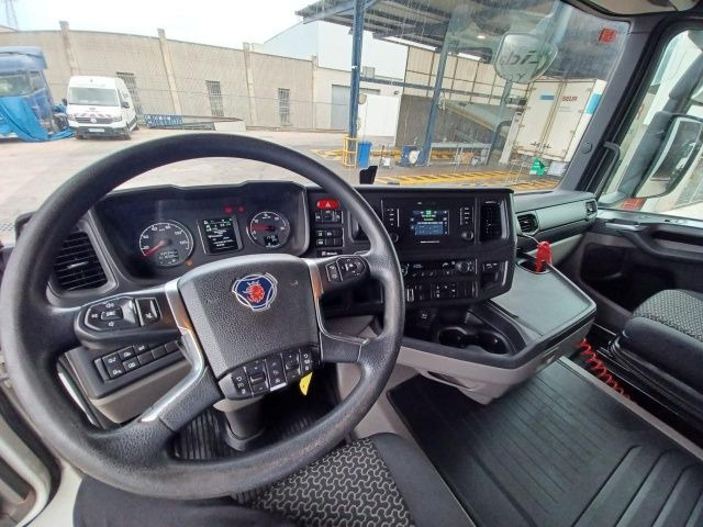 Interior photo 2: Tractor unit Scania R 450