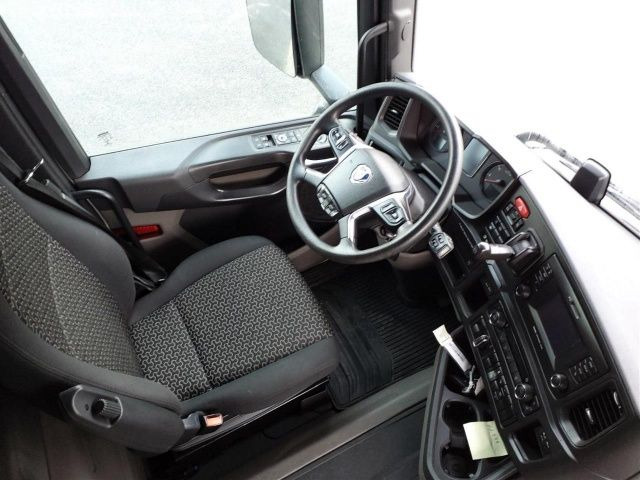 Interior photo 1: Tractor unit Scania R 450