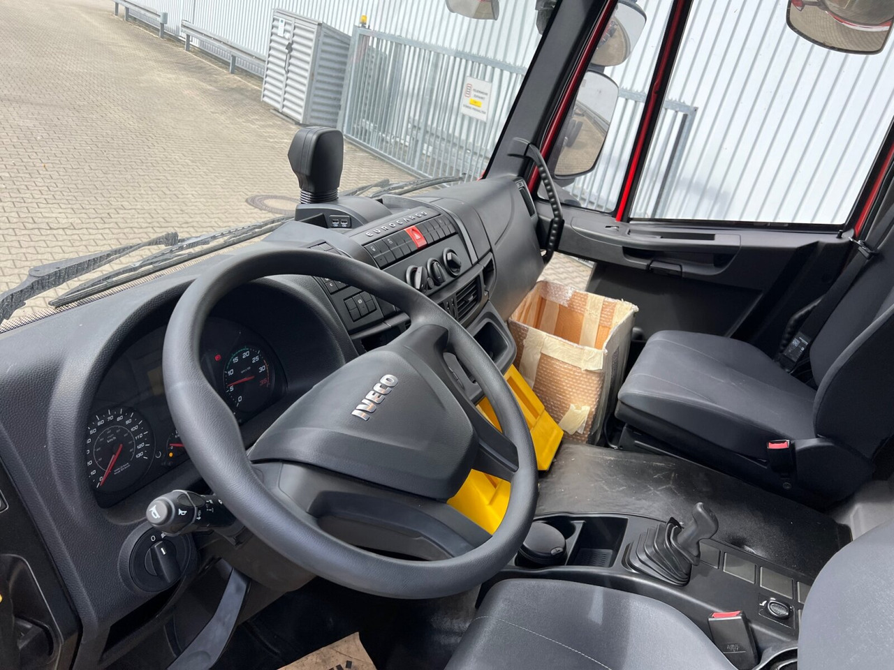 EuroCargo ML160E32 4x2 EuroCargo ML160E32 4x2 - Hook lift truck: picture 4 EuroCargo ML160E32 4x2 EuroCargo ML160E32 4x2 - Hook lift truck: picture 4