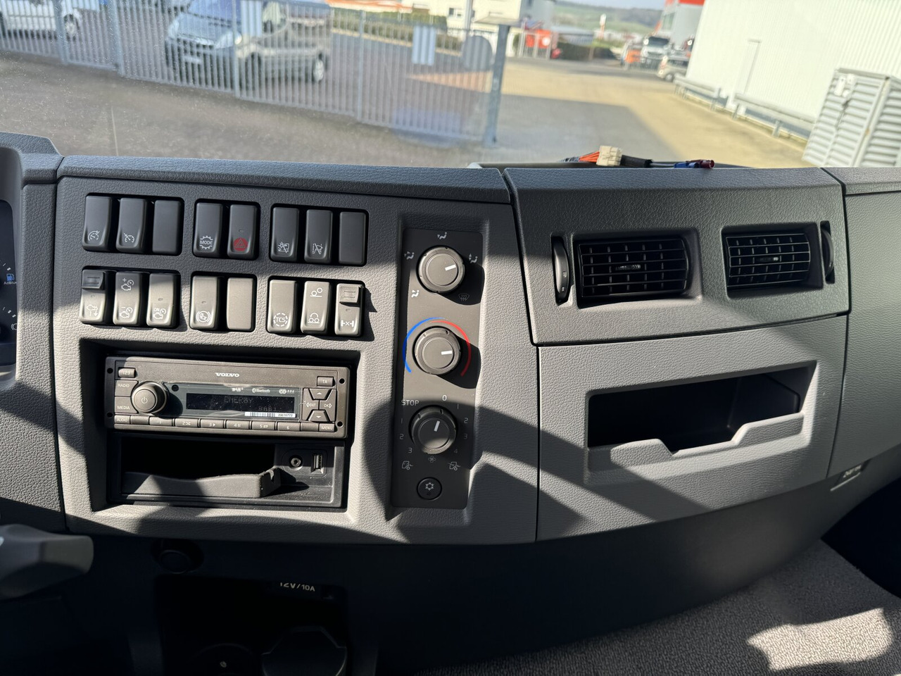 New Cab chassis truck FE 350 6x2-4 FE 350/380 6x2-4, Lenk-/Liftachse: picture 5