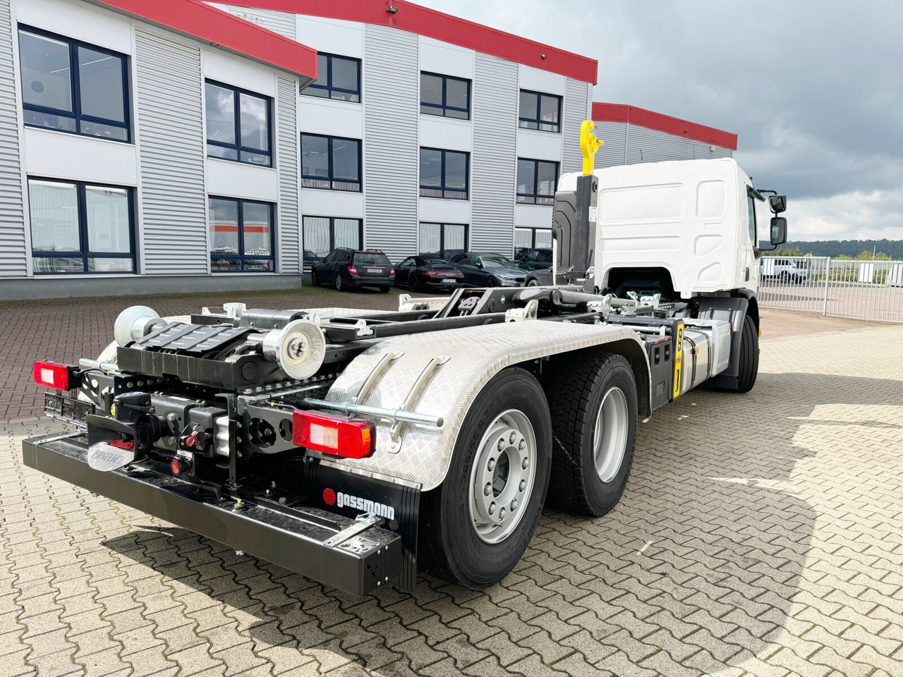 New Cab chassis truck FE 350 6x2-4 FE 350/380 6x2-4, Lenk-/Liftachse: picture 9