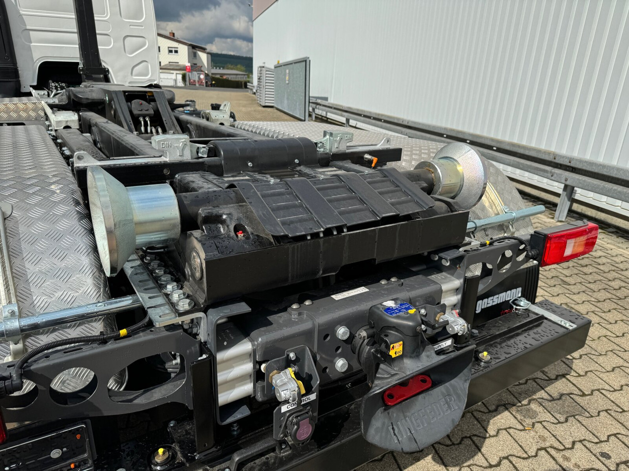 New Cab chassis truck FE 350 6x2-4 FE 350/380 6x2-4, Lenk-/Liftachse: picture 11