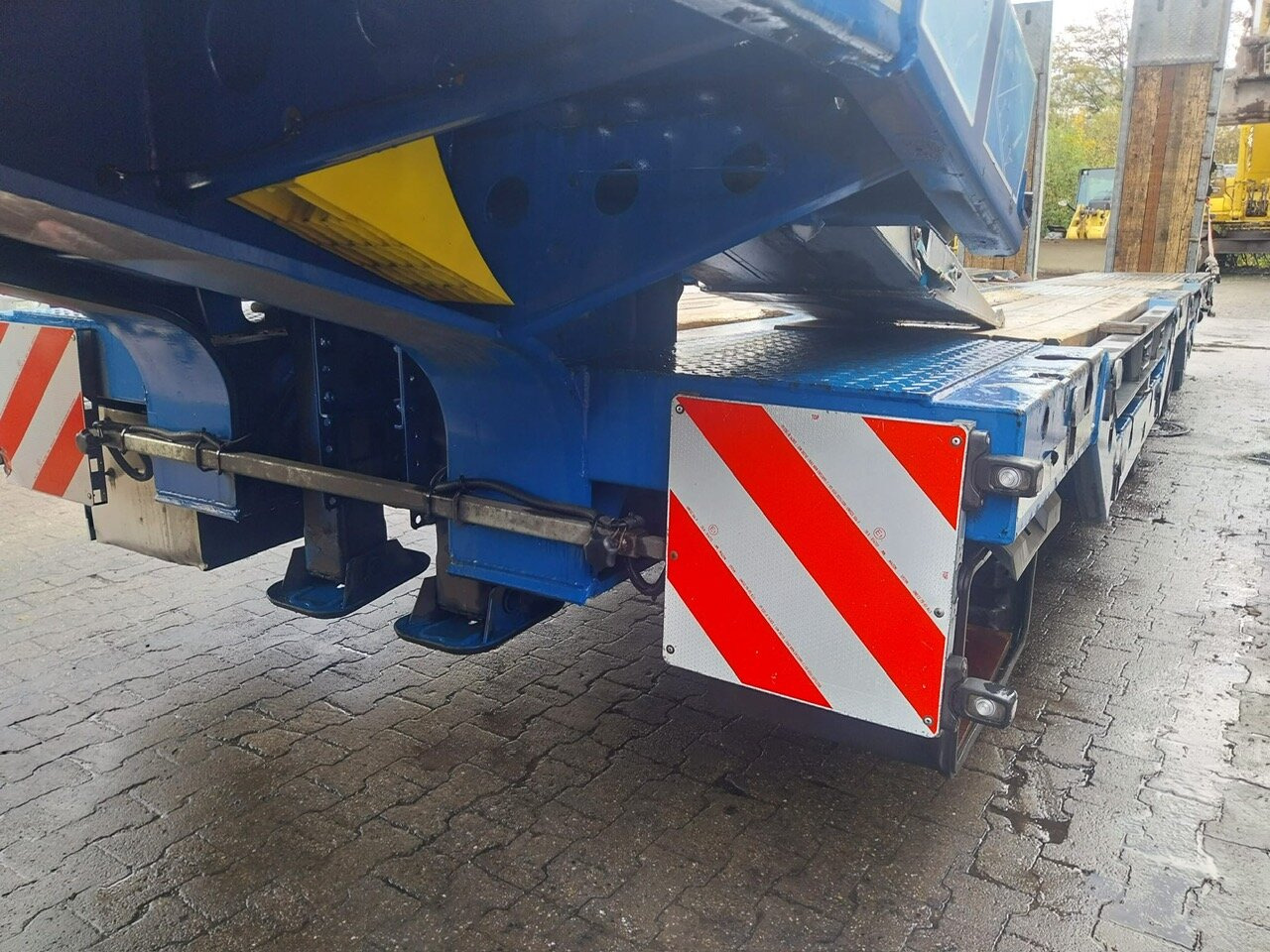 Fliegl SDS 420 T SDS 420 T, letzte Achse Nachlaufgelenkt, Verbr. auf 3m, hydr. Rampen - Low loader semi-trailer: picture 5 Fliegl SDS 420 T SDS 420 T, letzte Achse Nachlaufgelenkt, Verbr. auf 3m, hydr. Rampen - Low loader semi-trailer: picture 5