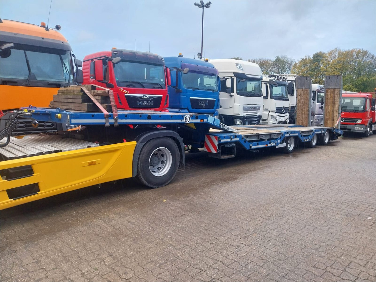 Fliegl SDS 420 T SDS 420 T, letzte Achse Nachlaufgelenkt, Verbr. auf 3m, hydr. Rampen - Low loader semi-trailer: picture 1 Fliegl SDS 420 T SDS 420 T, letzte Achse Nachlaufgelenkt, Verbr. auf 3m, hydr. Rampen - Low loader semi-trailer: picture 1