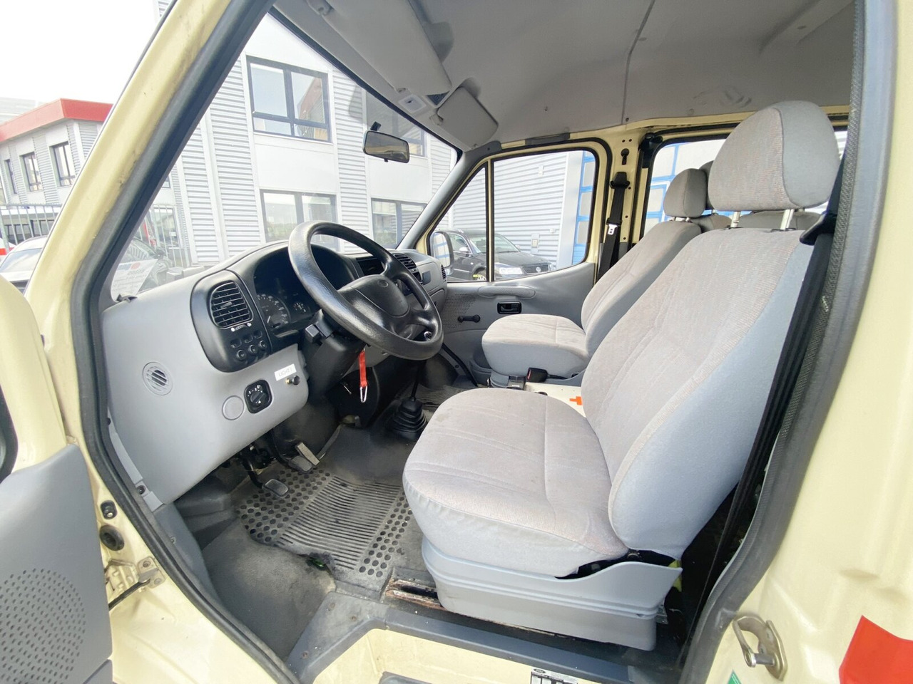 Interior photo 1: Minibus, Passenger van Ford Transit 2.5 4x2 Transit 2.5 4x2, Personentransporter, 8 Sitze Interior photo 1: Minibus, Passenger van Ford Transit 2.5 4x2 Transit 2.5 4x2, Personentransporter, 8 Sitze