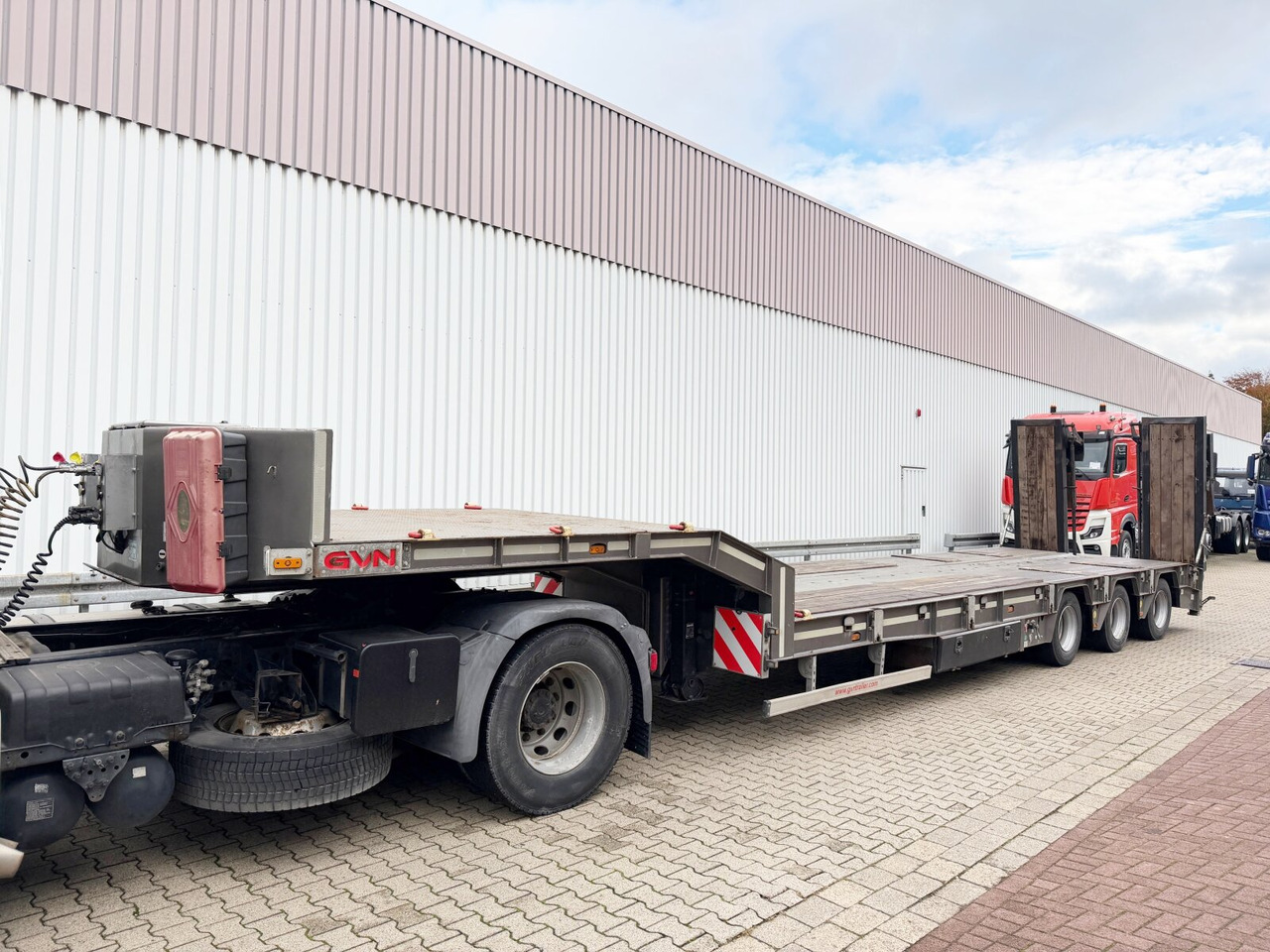 GVN Trailer 329 GVN Trailer 329, Liftachse, Verbr. auf 3m, hydr. Rampen - Low loader semi-trailer: picture 1 GVN Trailer 329 GVN Trailer 329, Liftachse, Verbr. auf 3m, hydr. Rampen - Low loader semi-trailer: picture 1
