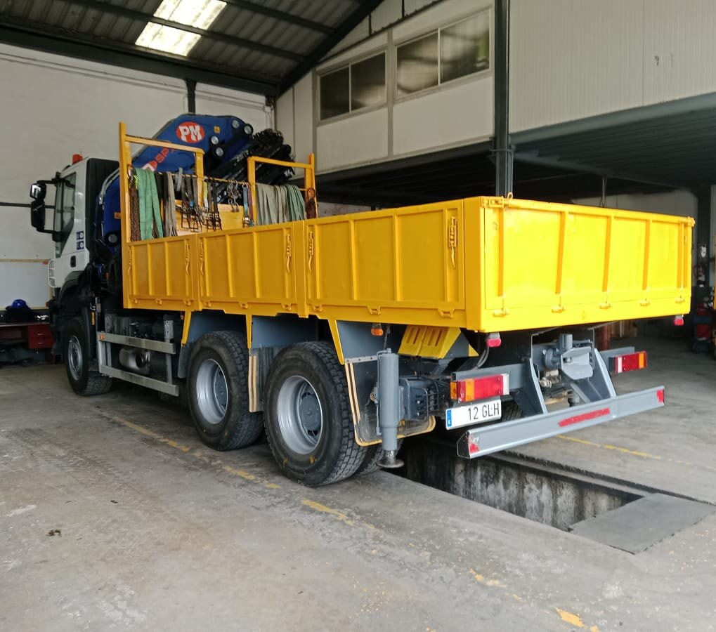 Iveco TRAKKER F2NPT1 PRITSCHE MIT KRANE - Dropside/ Flatbed truck, Crane truck: picture 2 Iveco TRAKKER F2NPT1 PRITSCHE MIT KRANE - Dropside/ Flatbed truck, Crane truck: picture 2