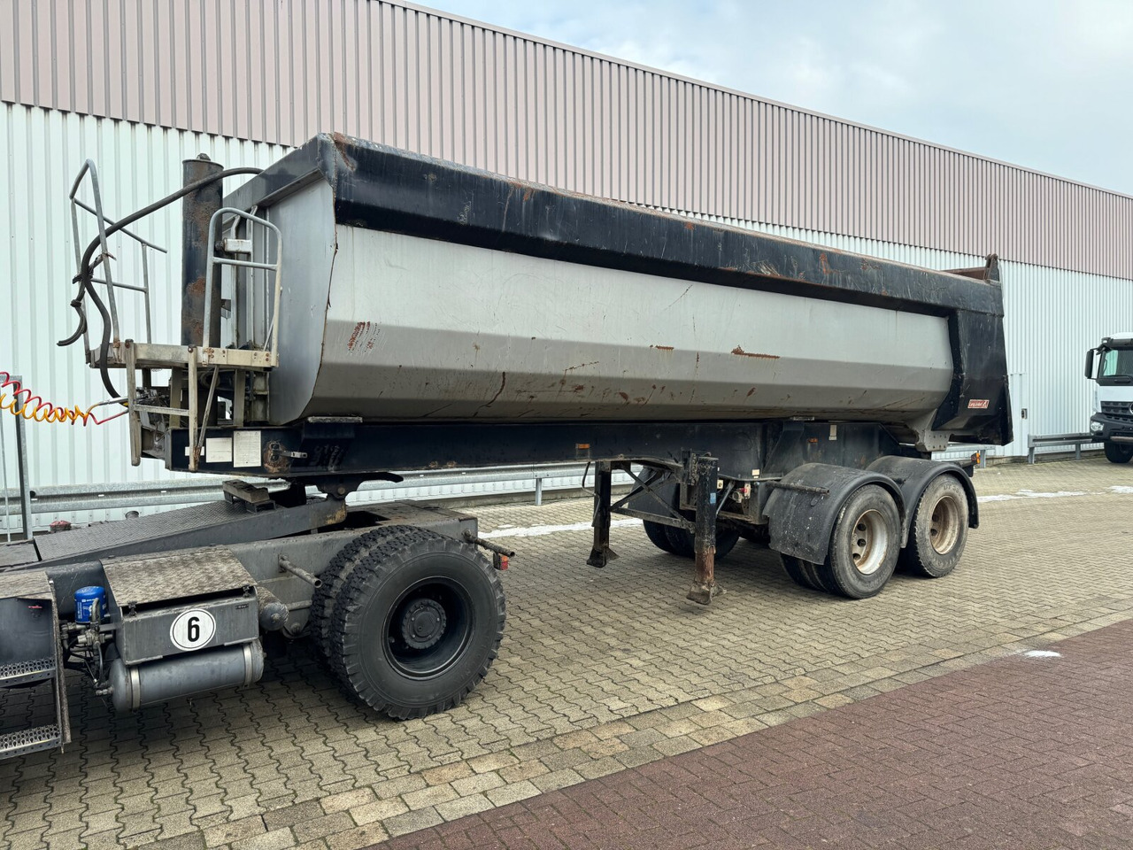 Langendorf SKA-HS 18/27 SKA-HS 18/27, Stahlmulde ca. 24m³ - Tipper semi-trailer: picture 1 Langendorf SKA-HS 18/27 SKA-HS 18/27, Stahlmulde ca. 24m³ - Tipper semi-trailer: picture 1