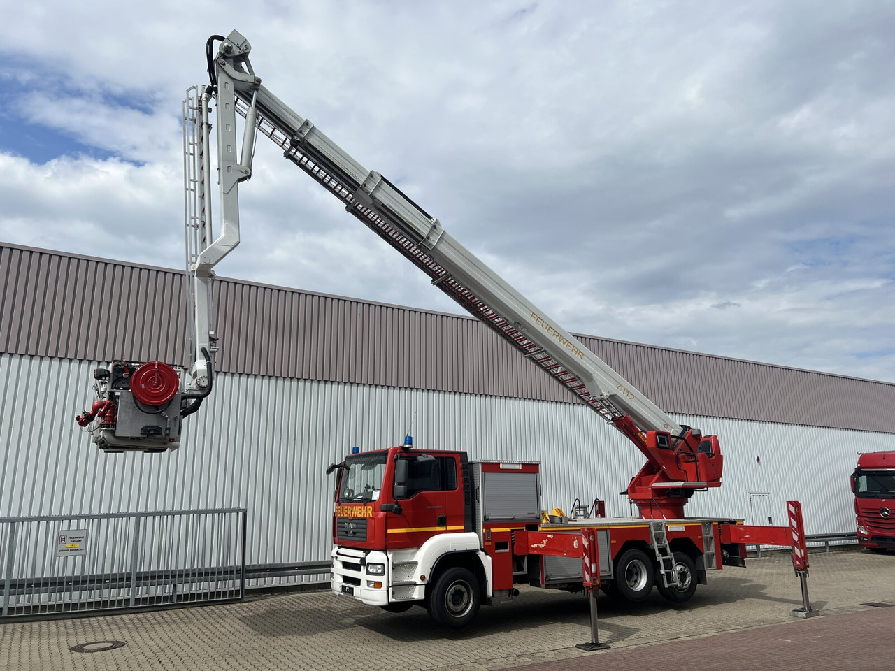 MAN TGA 26.360 6x2-2 LL, Magirus ALP 375 TGA 26.360 6x2-2 LL, Magirus ALP 375 - Ambulance: picture 1 MAN TGA 26.360 6x2-2 LL, Magirus ALP 375 TGA 26.360 6x2-2 LL, Magirus ALP 375 - Ambulance: picture 1