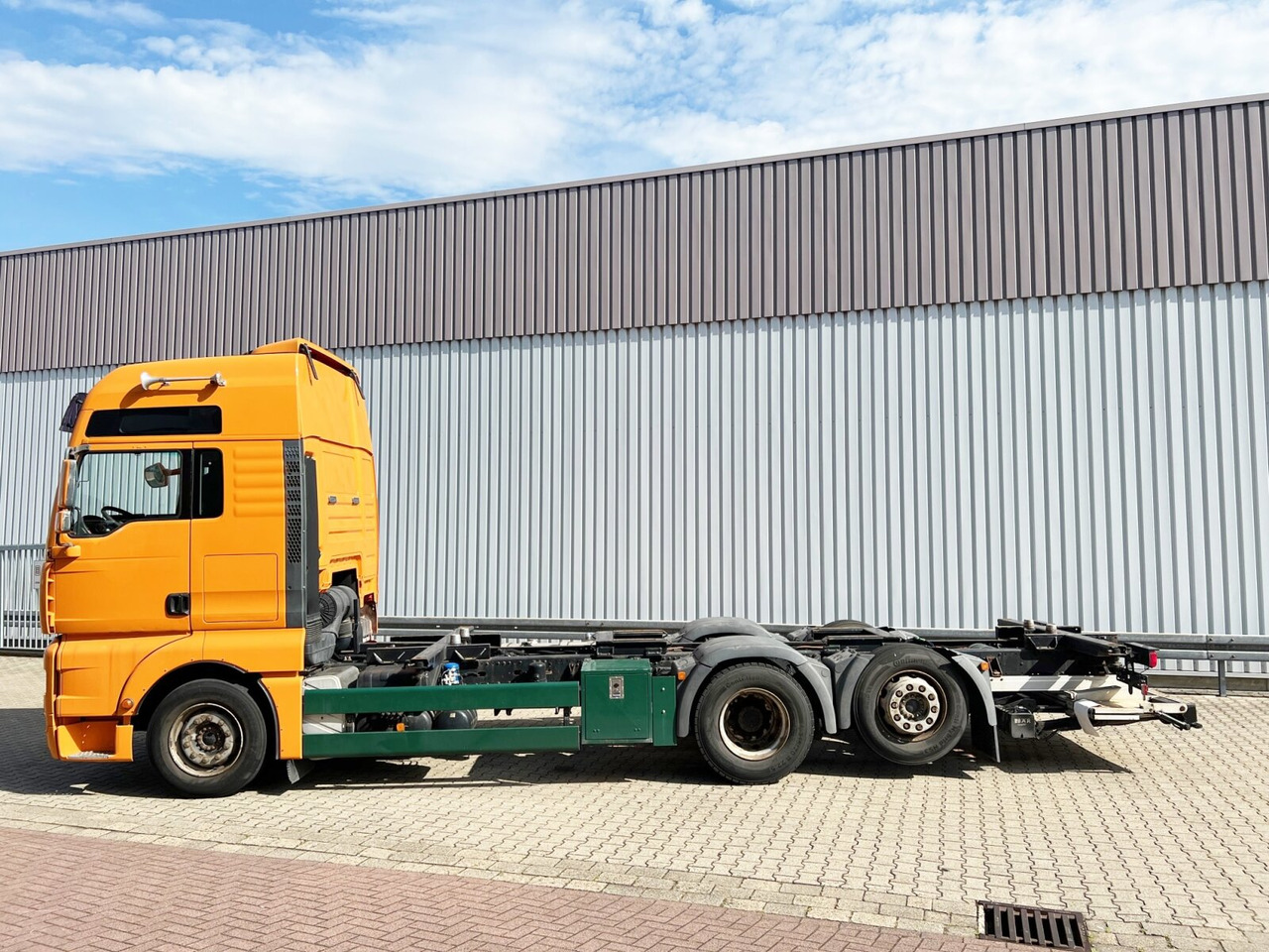 Container transporter/ Swap body truck MAN TGA 26.440 6X2-2 LL TGA 26.440 6X2-2 LL, Intarder, Liftachse, LBW BÄR unterfaltbar: picture 13