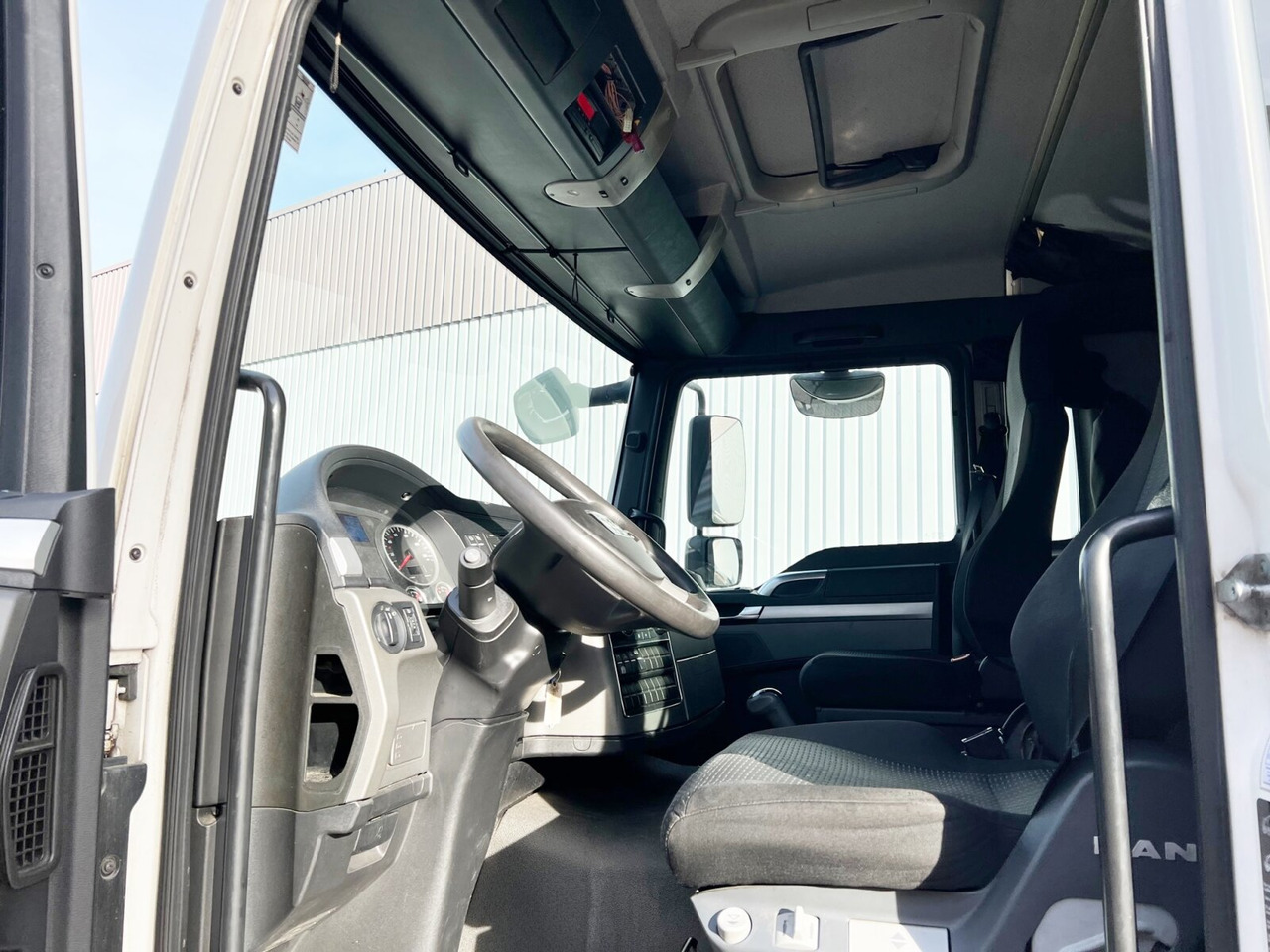 MAN TGL 12.220 4X2 BL TGL 12.220 4X2 BL mit Dhollandia LBW - Box truck: picture 2 MAN TGL 12.220 4X2 BL TGL 12.220 4X2 BL mit Dhollandia LBW - Box truck: picture 2