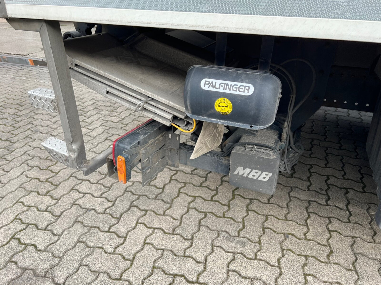 MAN TGL 12.220 4X2 BL mit Motorschaden TGL 12.220 4X2 BL mit Motorschaden, Tiefkühlkoffer, Thermoking, Rolltor, unterfaltbare MBB LBW - Refrigerator truck: picture 4 MAN TGL 12.220 4X2 BL mit Motorschaden TGL 12.220 4X2 BL mit Motorschaden, Tiefkühlkoffer, Thermoking, Rolltor, unterfaltbare MBB LBW - Refrigerator truck: picture 4