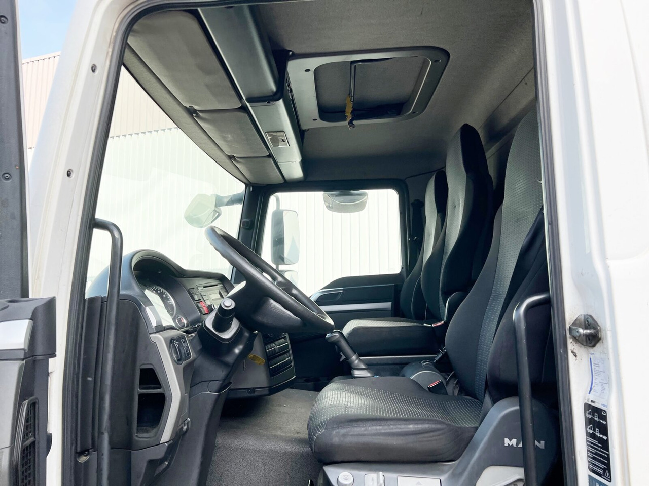 MAN TGL 12.250/340 4X2 BL TGL 12.250/340 4X2 BL mit Dhollandia LBW, 42 cbm - Box truck: picture 3 MAN TGL 12.250/340 4X2 BL TGL 12.250/340 4X2 BL mit Dhollandia LBW, 42 cbm - Box truck: picture 3