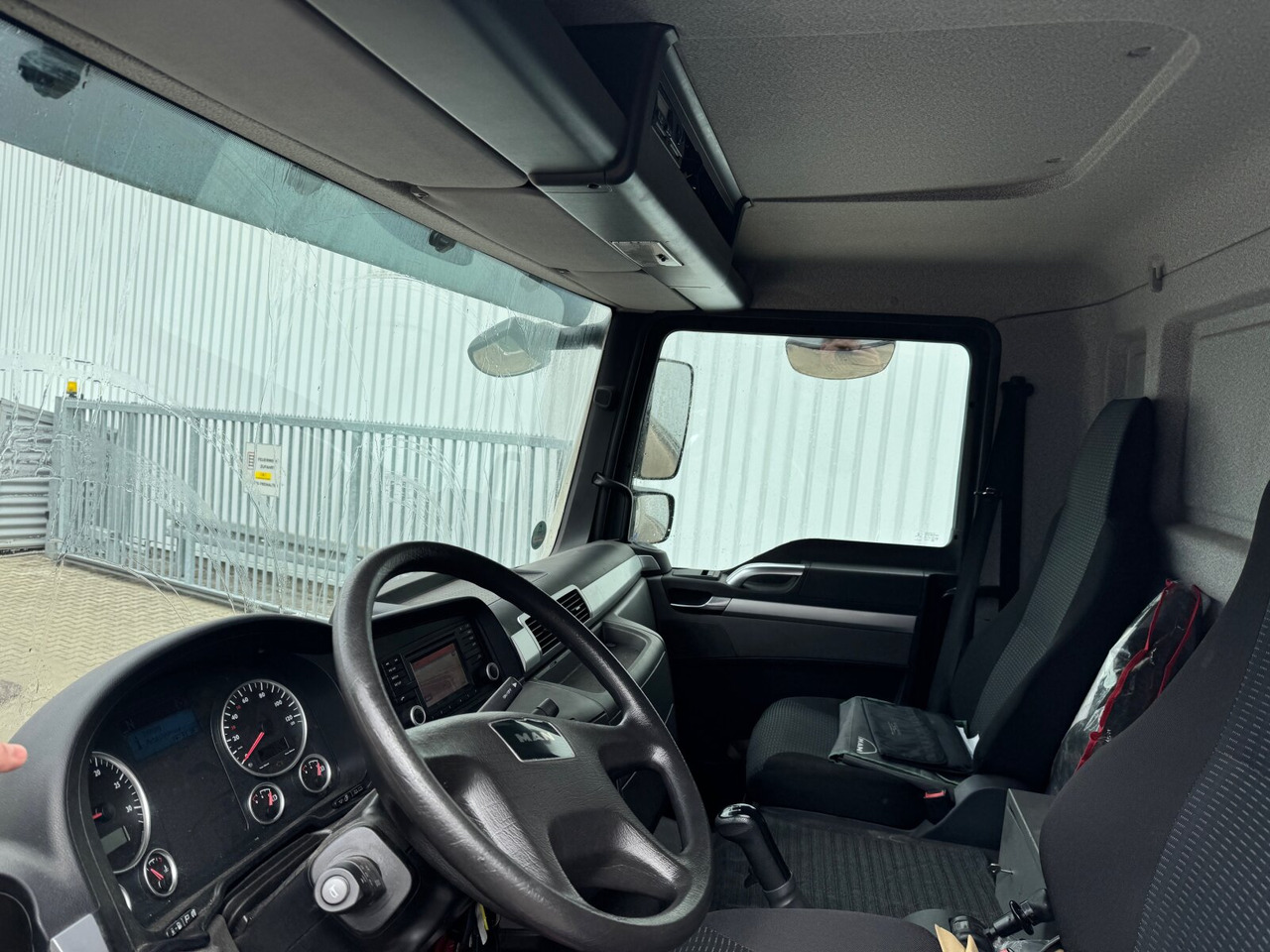 MAN TGM 15.250 4x2 LL TGM 15.250 4x2 LL, Getränkekoffer, Navi - Box truck: picture 2 MAN TGM 15.250 4x2 LL TGM 15.250 4x2 LL, Getränkekoffer, Navi - Box truck: picture 2