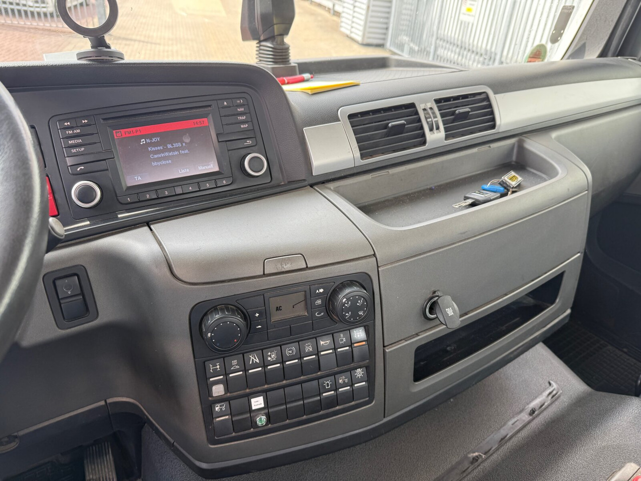 MAN TGM 15.250 4x2 LL TGM 15.250 4x2 LL, Tele-Absetzer - Skip loader truck: picture 3 MAN TGM 15.250 4x2 LL TGM 15.250 4x2 LL, Tele-Absetzer - Skip loader truck: picture 3