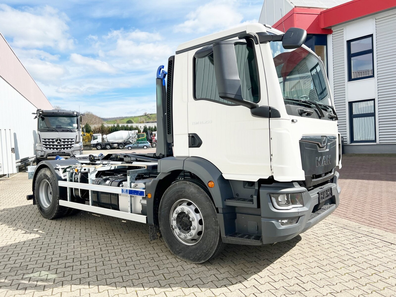 Lease a MAN TGM 18.250/340 4x2 BL CH TGM 18.250/340 4x2 BL CH, Funk MAN TGM 18.250/340 4x2 BL CH TGM 18.250/340 4x2 BL CH, Funk: picture 7 Lease a MAN TGM 18.250/340 4x2 BL CH TGM 18.250/340 4x2 BL CH, Funk MAN TGM 18.250/340 4x2 BL CH TGM 18.250/340 4x2 BL CH, Funk: picture 7