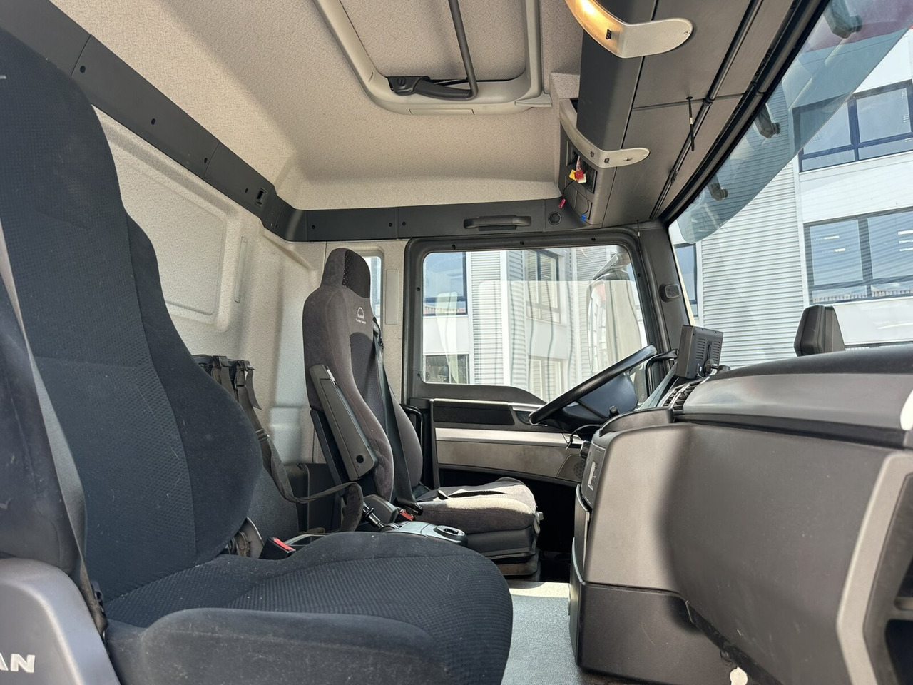 Curtainsider truck, Crane truck MAN TGS 26.400 6x2-4 LL TGS 26.400 6x2-4 LL, Lenk-/Lift, Edscha, Heckkran Palfinger PK23002-C + Jib PJ060A, Funk: picture 6 Curtainsider truck, Crane truck MAN TGS 26.400 6x2-4 LL TGS 26.400 6x2-4 LL, Lenk-/Lift, Edscha, Heckkran Palfinger PK23002-C + Jib PJ060A, Funk: picture 6