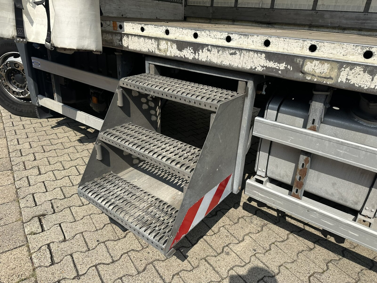 MAN TGS 26.400 6x2-4 LL TGS 26.400 6x2-4 LL, Lenk-/Lift, Edscha, Heckkran Palfinger PK23002-C + Jib PJ060A, Funk - Curtainsider truck, Crane truck: picture 3 MAN TGS 26.400 6x2-4 LL TGS 26.400 6x2-4 LL, Lenk-/Lift, Edscha, Heckkran Palfinger PK23002-C + Jib PJ060A, Funk - Curtainsider truck, Crane truck: picture 3