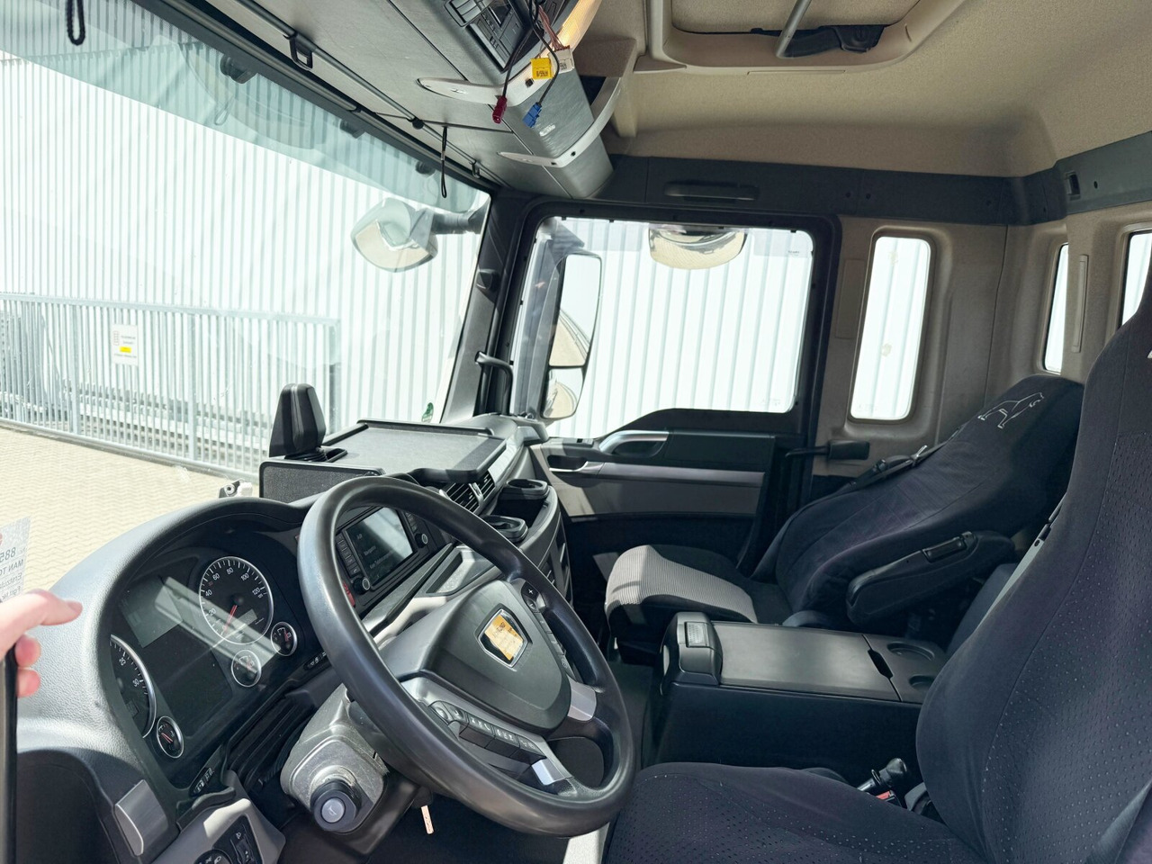 MAN TGS 26.460 6x2-4 BL TGS 26.460 6x2-4 BL, Lenk-/Liftachse, Motorabtrieb - Hook lift truck: picture 4 MAN TGS 26.460 6x2-4 BL TGS 26.460 6x2-4 BL, Lenk-/Liftachse, Motorabtrieb - Hook lift truck: picture 4