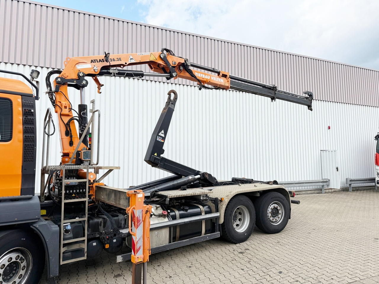 MAN TGS 28.440 6x2-4 BL TGS 28.440 6x2-4 BL, Lenk-/Liftachse, Kran Atlas 126.3E-A2L, Funk - Hook lift truck, Crane truck: picture 2 MAN TGS 28.440 6x2-4 BL TGS 28.440 6x2-4 BL, Lenk-/Liftachse, Kran Atlas 126.3E-A2L, Funk - Hook lift truck, Crane truck: picture 2
