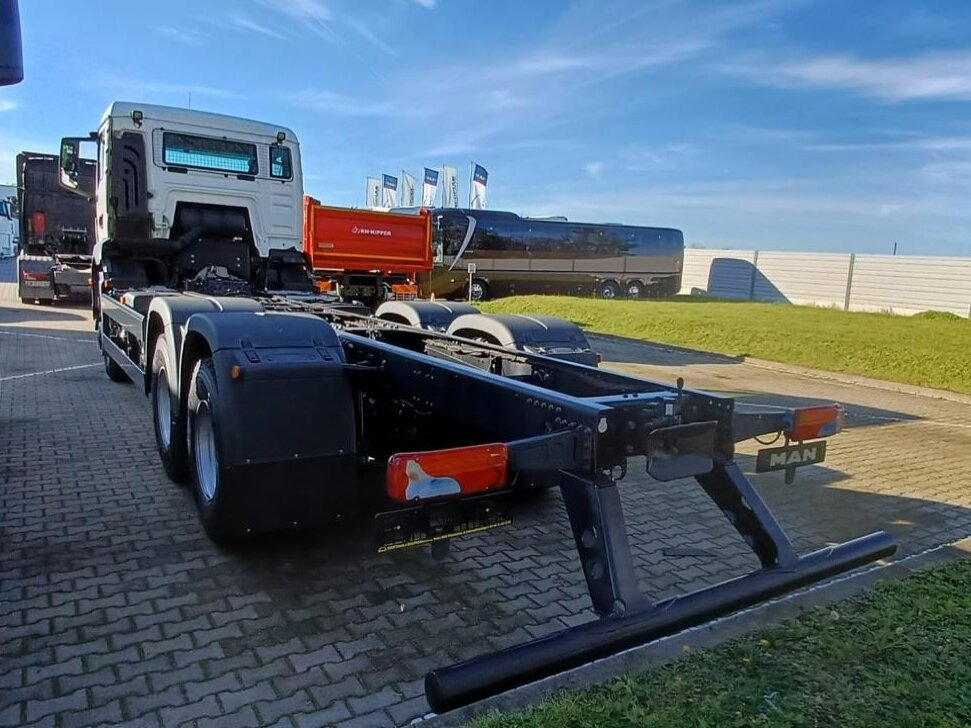 MAN TGS 33.440 6x6 BB CH TGS 33.440 6x6 BB CH, Hohe Bauart, Nebenantrieb - Cab chassis truck: picture 4 MAN TGS 33.440 6x6 BB CH TGS 33.440 6x6 BB CH, Hohe Bauart, Nebenantrieb - Cab chassis truck: picture 4