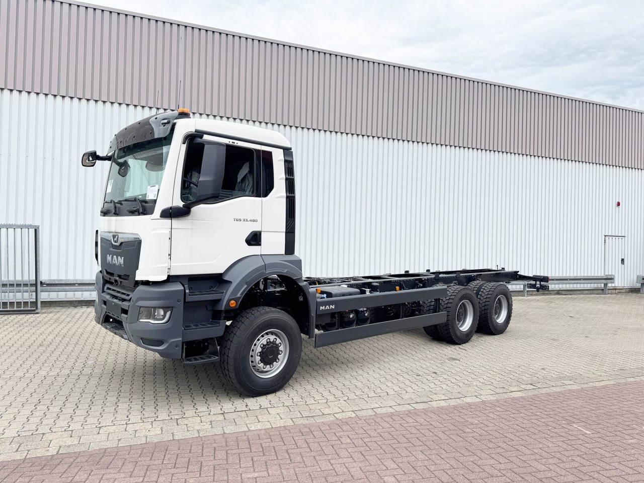 MAN TGS 33.480 6x6 BB CH TGS 33.480 6x6 BB CH, Hohe Bauart, Nebenantrieb - Cab chassis truck: picture 1 MAN TGS 33.480 6x6 BB CH TGS 33.480 6x6 BB CH, Hohe Bauart, Nebenantrieb - Cab chassis truck: picture 1