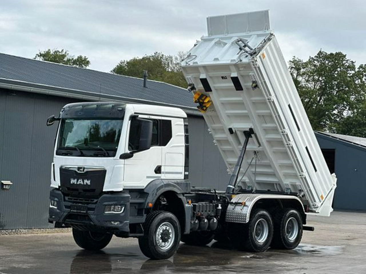MAN TGS 33.480 6x6 BB CH TGS 33.480 6x6 BB CH, Hohe Bauart, Nebenantrieb - Tipper: picture 1 MAN TGS 33.480 6x6 BB CH TGS 33.480 6x6 BB CH, Hohe Bauart, Nebenantrieb - Tipper: picture 1