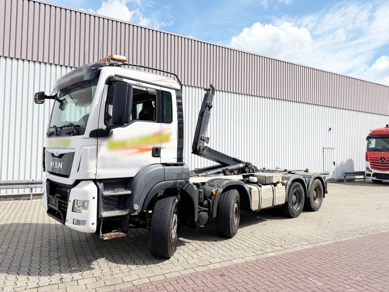 MAN TGS 35.480 8x4 BL TGS 35.480 8x4 BL, PriTarder, Navi - Hook lift truck: picture 1 MAN TGS 35.480 8x4 BL TGS 35.480 8x4 BL, PriTarder, Navi - Hook lift truck: picture 1