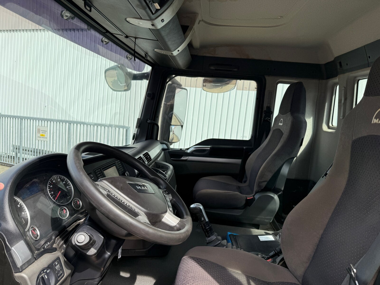 MAN TGS 35.480 8x4 BL TGS 35.480 8x4 BL, PriTarder, Navi - Hook lift truck: picture 3 MAN TGS 35.480 8x4 BL TGS 35.480 8x4 BL, PriTarder, Navi - Hook lift truck: picture 3