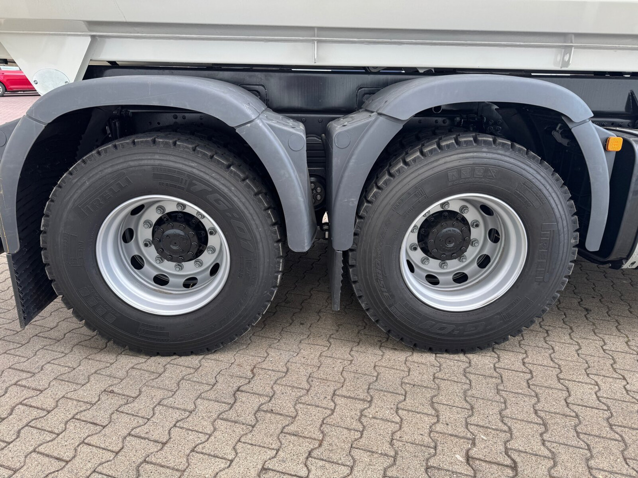 MAN TGS 41.440/480 8x4 BB TGS 41.440/480 8x4 BB, Mulde ca. 16m³ mit hydraulischer Heckklappe, mehrfach VORHANDEN - Cab chassis truck: picture 4 MAN TGS 41.440/480 8x4 BB TGS 41.440/480 8x4 BB, Mulde ca. 16m³ mit hydraulischer Heckklappe, mehrfach VORHANDEN - Cab chassis truck: picture 4