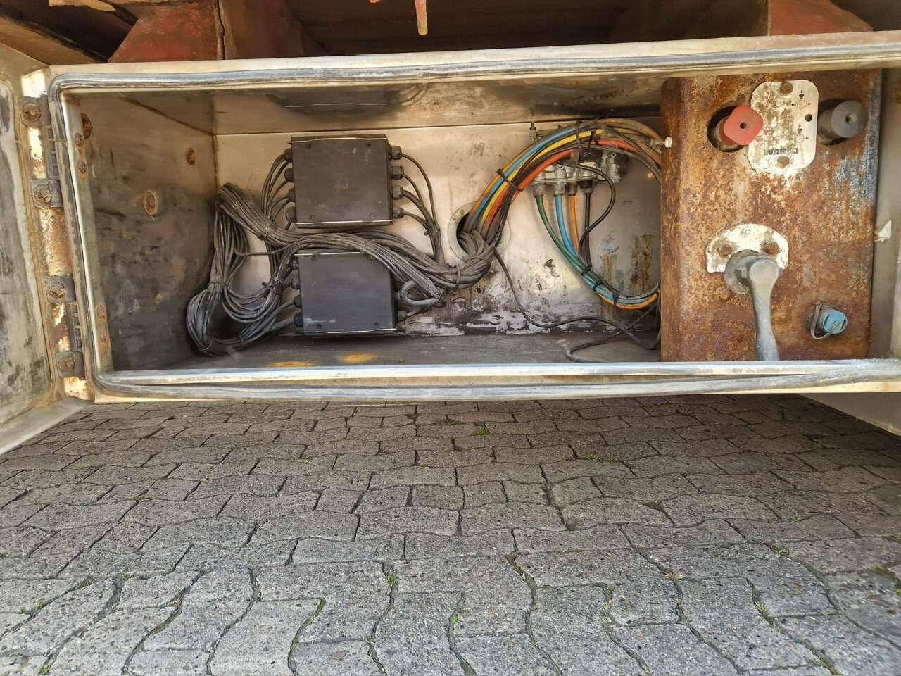 MED TRIDEX JTS MED TRIDEX JTS, Lenkachse - Dropside/ Flatbed semi-trailer: picture 3 MED TRIDEX JTS MED TRIDEX JTS, Lenkachse - Dropside/ Flatbed semi-trailer: picture 3