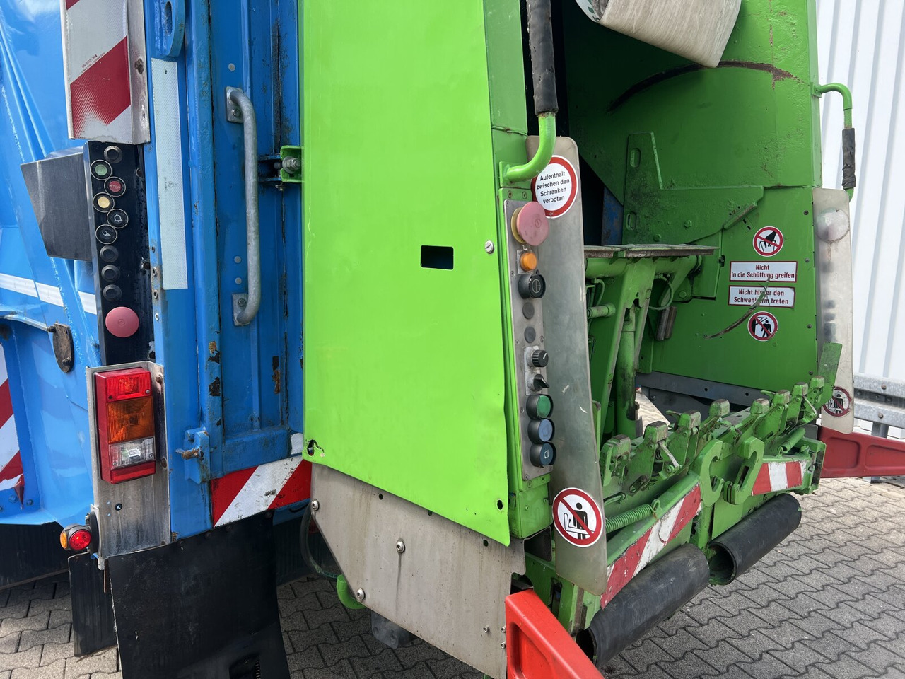 Mercedes-Benz Actros 2032 LA 4x4 Actros 2032 LA 4x4, Faun Variopress 310 ca. 10m³, Zöller Schüttung - Garbage truck: picture 2 Mercedes-Benz Actros 2032 LA 4x4 Actros 2032 LA 4x4, Faun Variopress 310 ca. 10m³, Zöller Schüttung - Garbage truck: picture 2