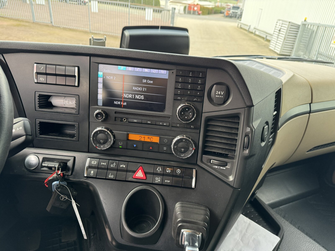 Mercedes-Benz Actros 2545 L 6x2 Actros 2545 L 6x2/46, Retarder, Lenk-/Liftachse, StreamSpace, Navi - Hook lift truck: picture 5 Mercedes-Benz Actros 2545 L 6x2 Actros 2545 L 6x2/46, Retarder, Lenk-/Liftachse, StreamSpace, Navi - Hook lift truck: picture 5