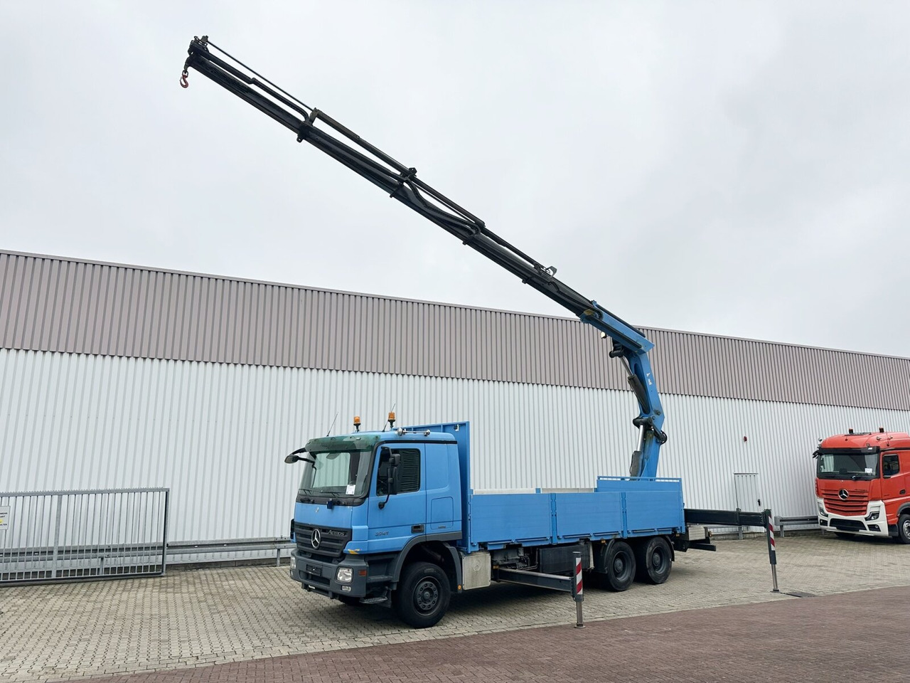 Mercedes-Benz Actros 2741 L 6x4 Actros 2741 L 6x4, Twist-Lock ausz. auf 3m, Heckkran Palfinger PK 42502-D, Funk - Dropside/ Flatbed truck, Crane truck: picture 1 Mercedes-Benz Actros 2741 L 6x4 Actros 2741 L 6x4, Twist-Lock ausz. auf 3m, Heckkran Palfinger PK 42502-D, Funk - Dropside/ Flatbed truck, Crane truck: picture 1