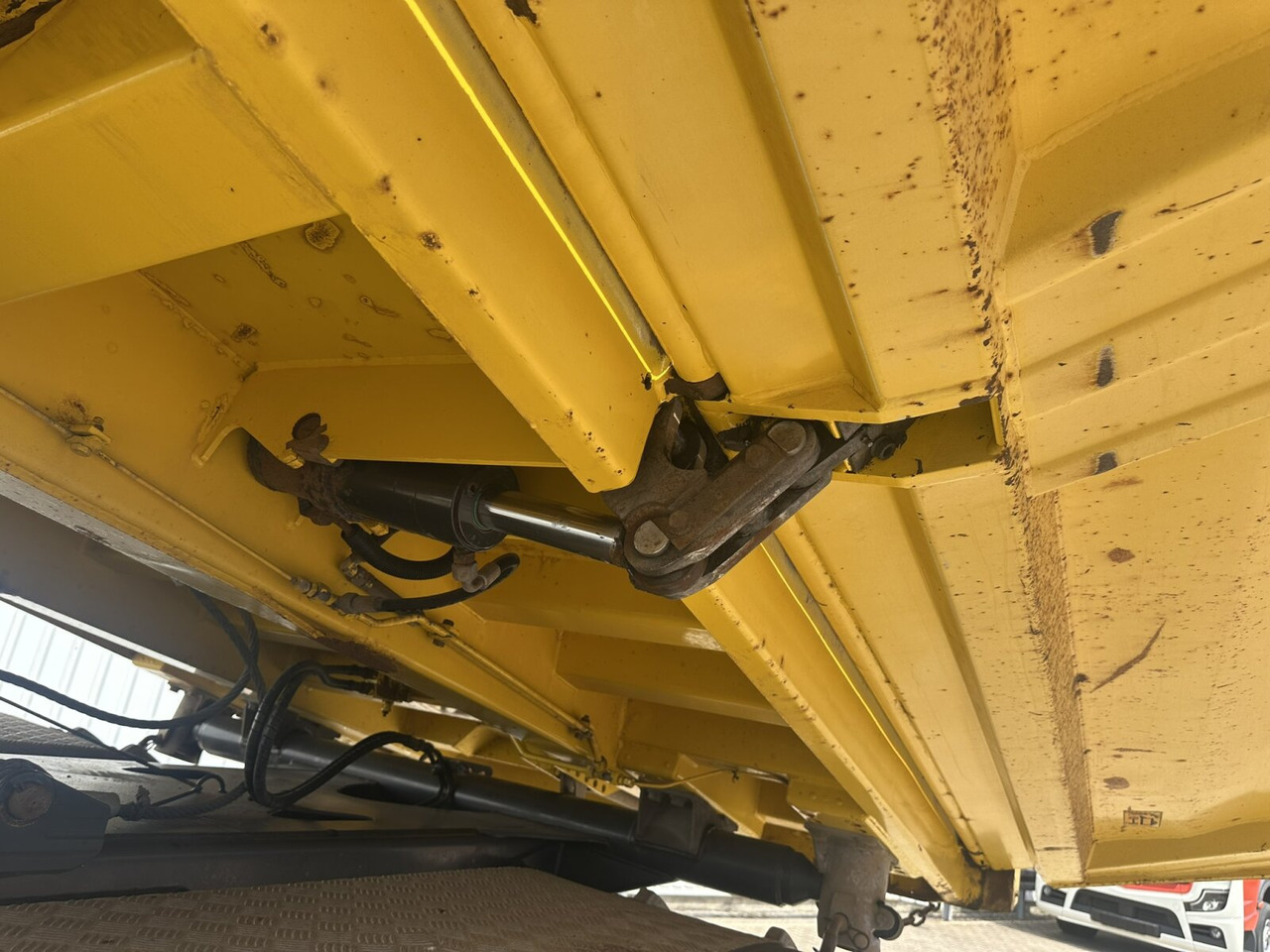 Tipper Mercedes-Benz Actros 3348 AK 6x6 Actros 3348 AK 6x6, Bordmatik links: picture 13