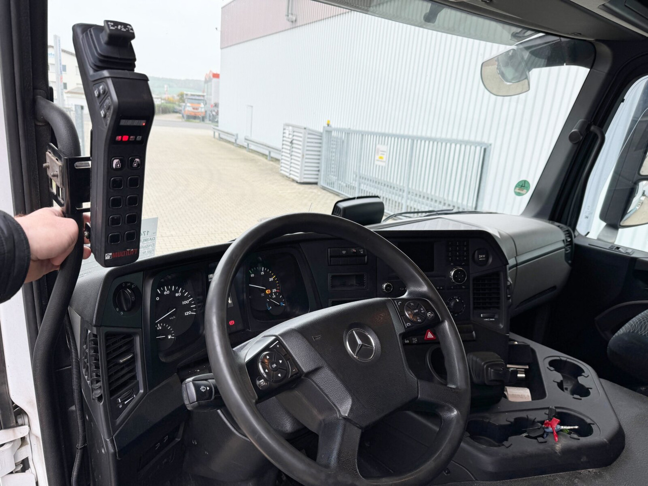 Mercedes-Benz Antos 2536/43 L 6x2 Antos 2536/43 L 6x2, Liftachse, Hiab XR 21S61 bis 7 m Container - Hook lift truck: picture 4 Mercedes-Benz Antos 2536/43 L 6x2 Antos 2536/43 L 6x2, Liftachse, Hiab XR 21S61 bis 7 m Container - Hook lift truck: picture 4
