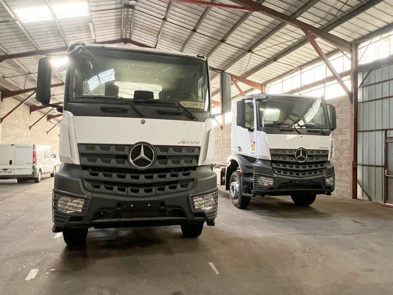 Mercedes-Benz Arocs 1840 K 4x2 Arocs 1840 K 4x2, MultimediaCockpit, 2x Nebenantrieb, NMV & Motorabtrieb - Cab chassis truck: picture 2 Mercedes-Benz Arocs 1840 K 4x2 Arocs 1840 K 4x2, MultimediaCockpit, 2x Nebenantrieb, NMV & Motorabtrieb - Cab chassis truck: picture 2