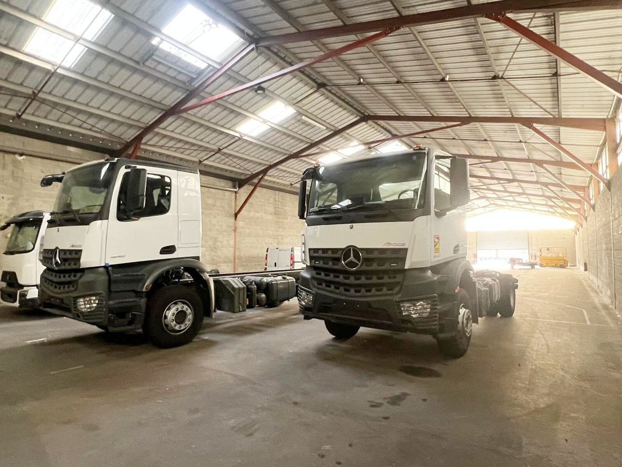 Mercedes-Benz Arocs 1840 K 4x2 Arocs 1840 K 4x2, MultimediaCockpit, 2x Nebenantrieb, NMV & Motorabtrieb - Cab chassis truck: picture 1 Mercedes-Benz Arocs 1840 K 4x2 Arocs 1840 K 4x2, MultimediaCockpit, 2x Nebenantrieb, NMV & Motorabtrieb - Cab chassis truck: picture 1