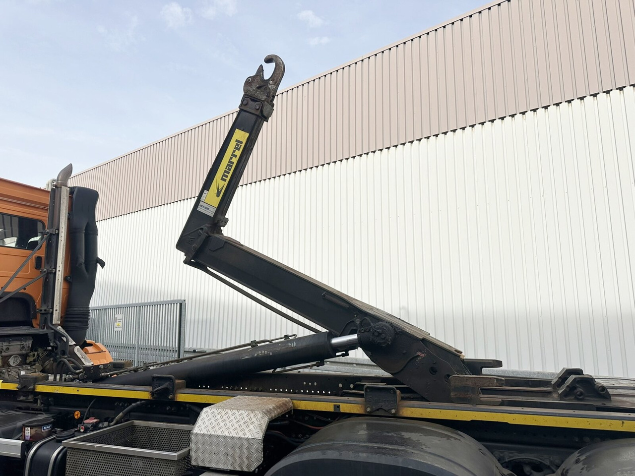 Mercedes-Benz Arocs 2552 L 6x2 Arocs 2552 L 6x2, Lenk-/Liftachse - Hook lift truck: picture 2 Mercedes-Benz Arocs 2552 L 6x2 Arocs 2552 L 6x2, Lenk-/Liftachse - Hook lift truck: picture 2