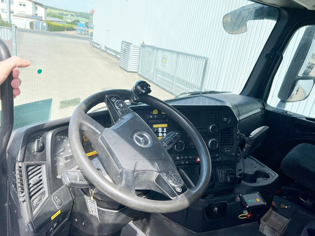 Mercedes-Benz Arocs 2642/45 K 6x4 Arocs 2642/45 K 6x4/33 , Retarder, Motorabtrieb - Hook lift truck: picture 2 Mercedes-Benz Arocs 2642/45 K 6x4 Arocs 2642/45 K 6x4/33 , Retarder, Motorabtrieb - Hook lift truck: picture 2