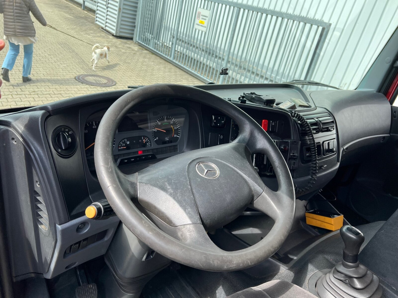 Interior photo 1: Autotransporter truck Mercedes-Benz Atego 1223 L 4x2 Atego 1223 L 4x2, Kompl. Zug, Lift- & Schiebeplateau, Funk