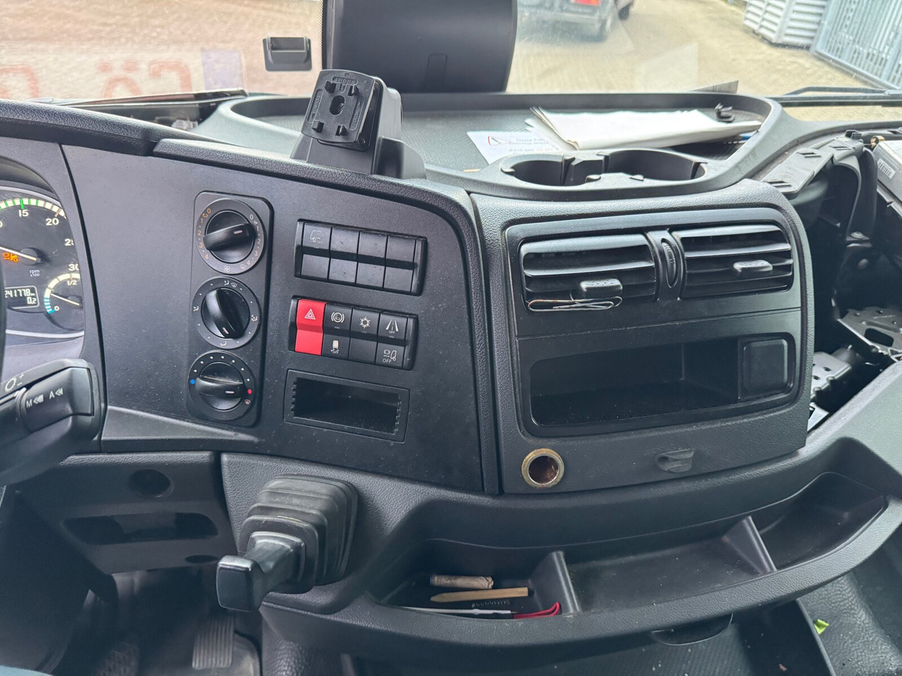 Mercedes-Benz Atego 1530 L 4x2 Atego 1530 L 4x2 mit LBW Dhollandia - Dropside/ Flatbed truck: picture 4 Mercedes-Benz Atego 1530 L 4x2 Atego 1530 L 4x2 mit LBW Dhollandia - Dropside/ Flatbed truck: picture 4