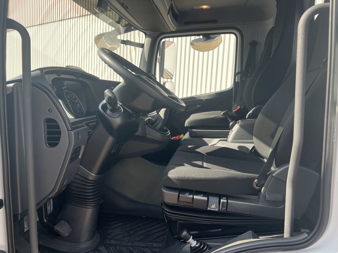 Mercedes-Benz Atego 818/23 K 4x2 Atego 818/23 4x2, 2x AHK, Meiller-Kipper, mehrfach Vorhanden! - Cab chassis truck: picture 4 Mercedes-Benz Atego 818/23 K 4x2 Atego 818/23 4x2, 2x AHK, Meiller-Kipper, mehrfach Vorhanden! - Cab chassis truck: picture 4