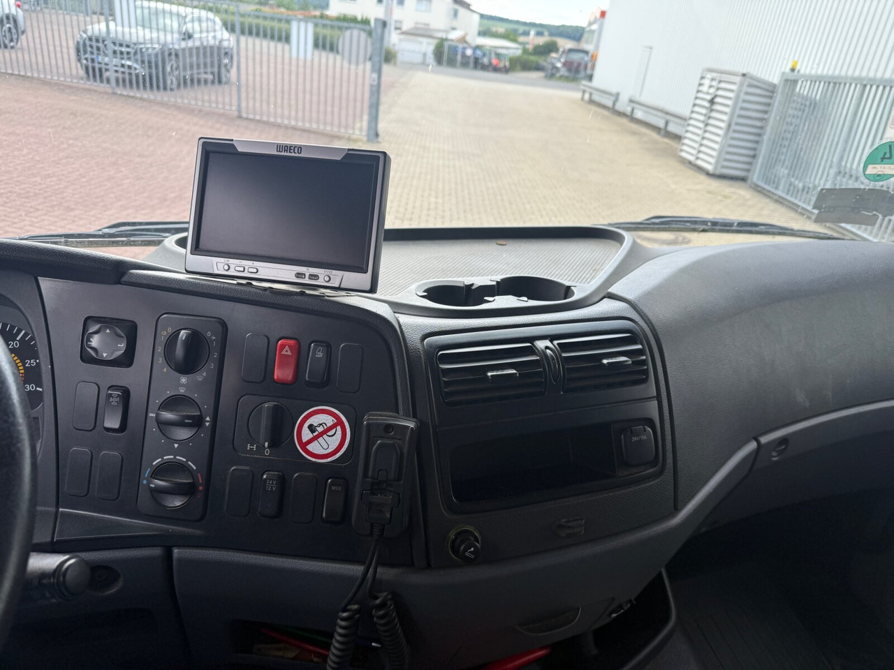 Mercedes-Benz Atego 818 L 4x2 Atego 818 L 4x2, Getränkekoffer, 2x AHK - Box truck: picture 5 Mercedes-Benz Atego 818 L 4x2 Atego 818 L 4x2, Getränkekoffer, 2x AHK - Box truck: picture 5