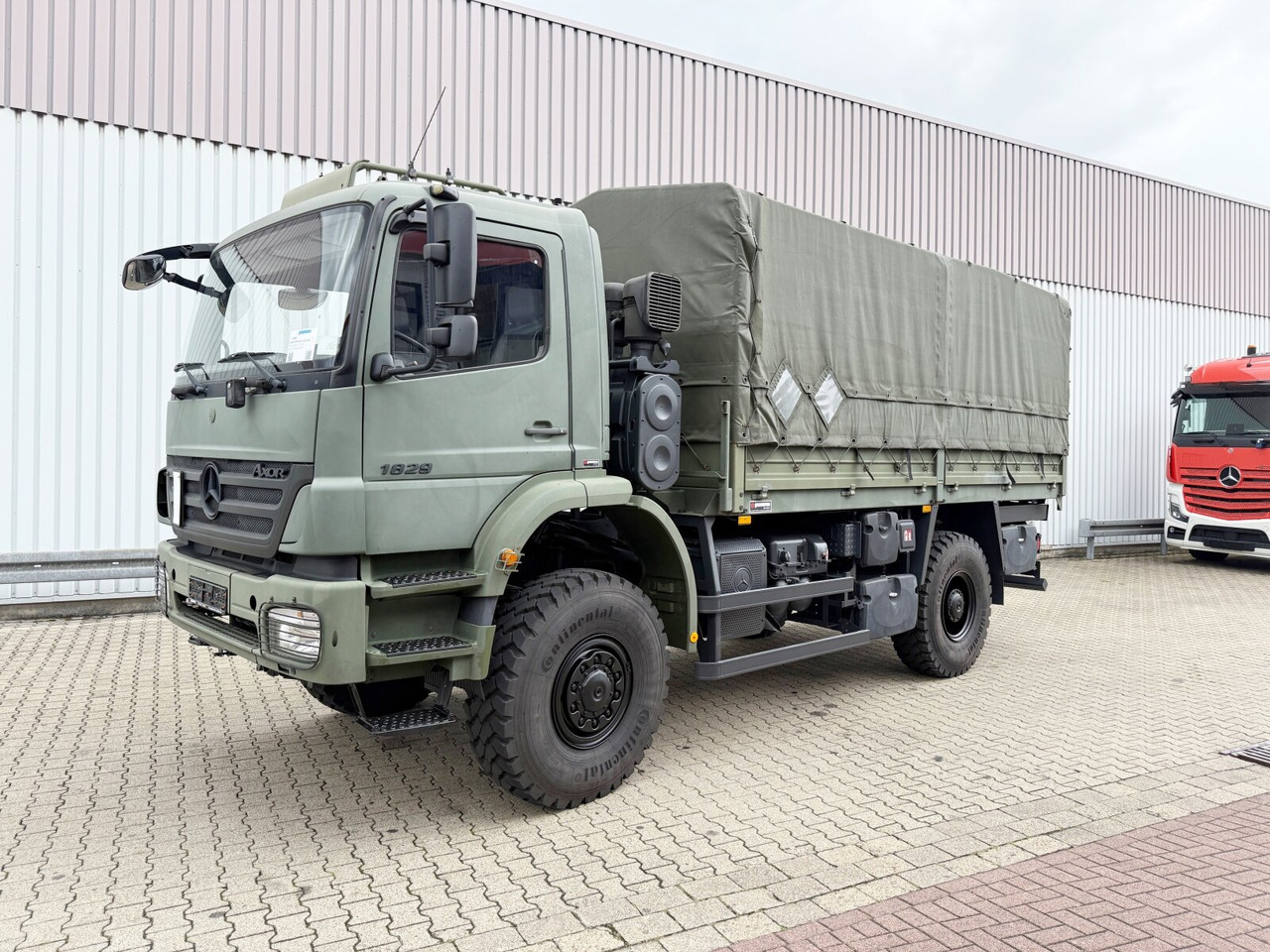 Mercedes-Benz Axor 1829 A 4x4 Axor 1829 A 4x4, Ex-Bundeswehr - Dropside/ Flatbed truck: picture 1 Mercedes-Benz Axor 1829 A 4x4 Axor 1829 A 4x4, Ex-Bundeswehr - Dropside/ Flatbed truck: picture 1