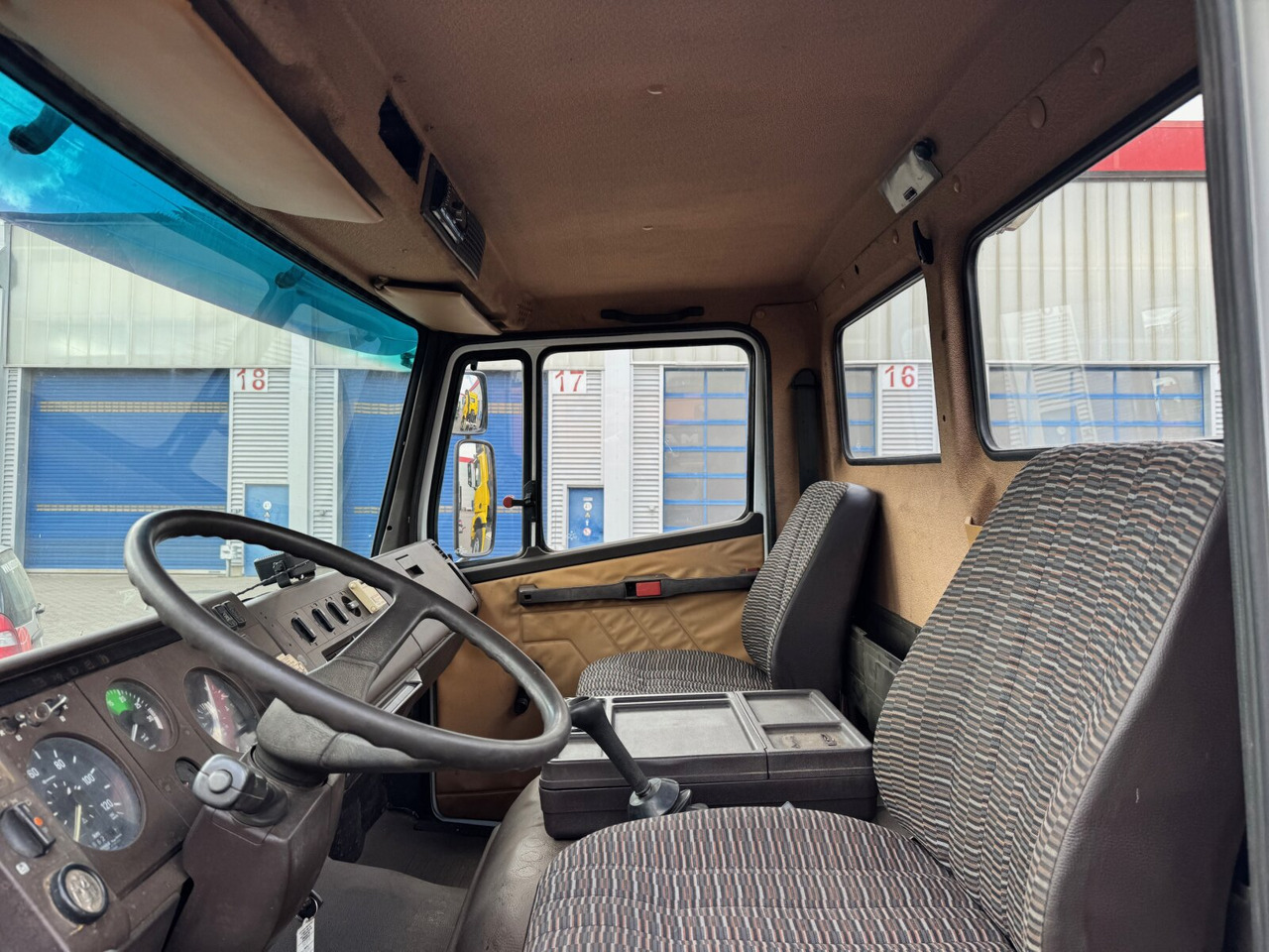 Interior photo 1: Hook lift truck Mercedes-Benz LK 814 4x2 LK 814 4x2, 6-Zylinder, City-Abroller