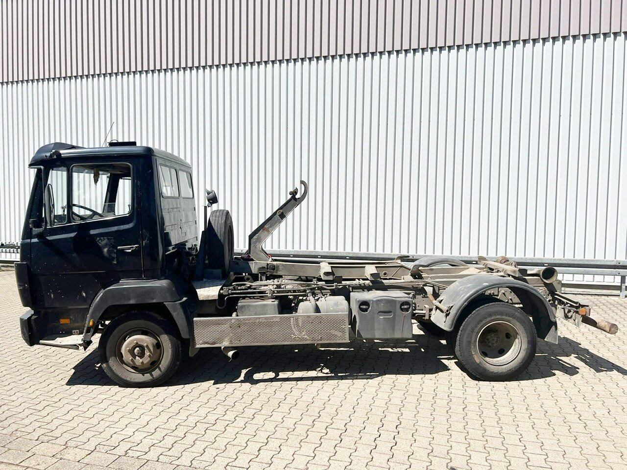 Mercedes-Benz LK 817 4x2 LK 817 4x2, City-Abroller, 6-Zylinder Motor - Hook lift truck: picture 1 Mercedes-Benz LK 817 4x2 LK 817 4x2, City-Abroller, 6-Zylinder Motor - Hook lift truck: picture 1