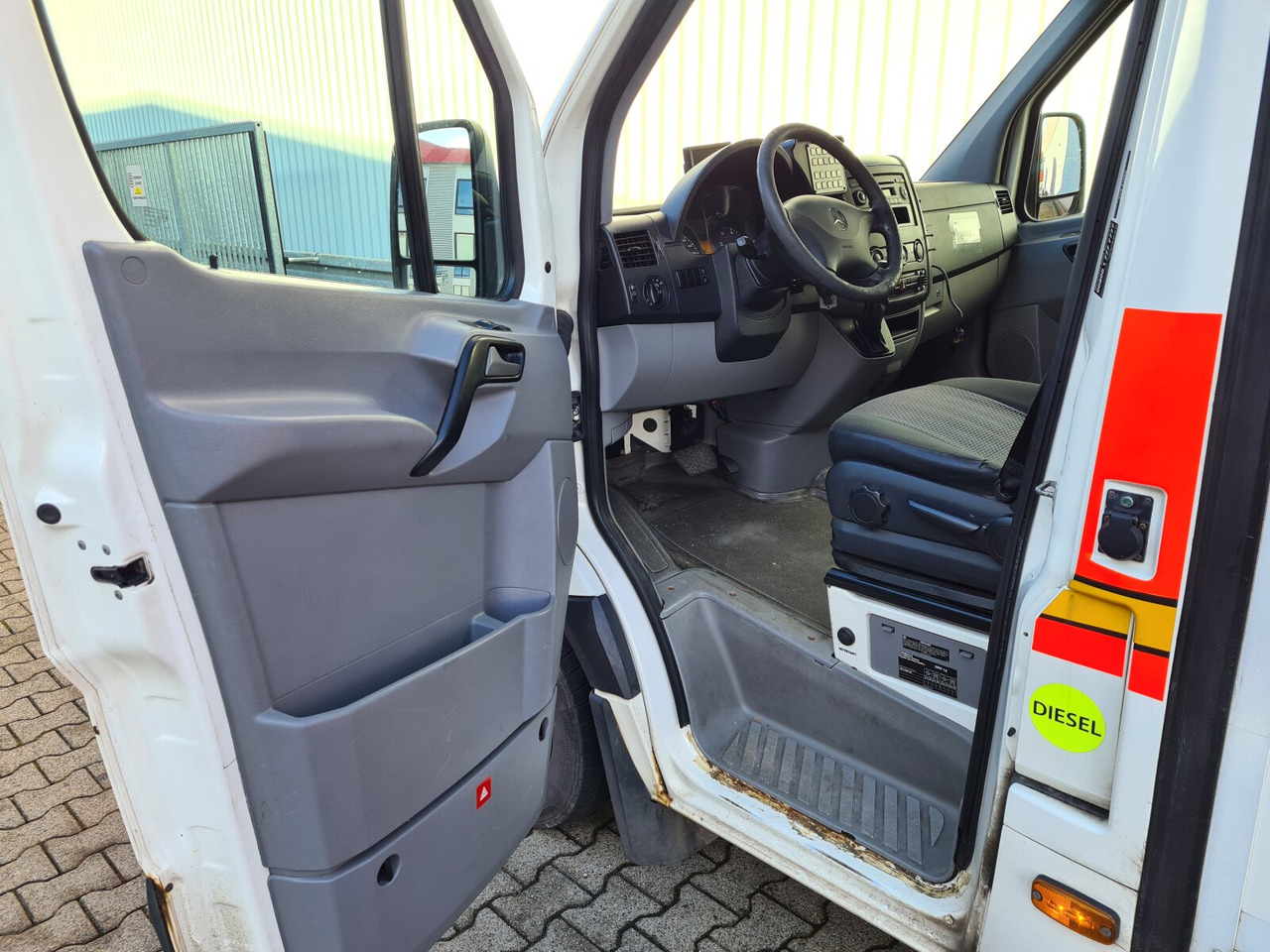 Mercedes-Benz Sprinter 316 KA 4x2 Sprinter 316 KA 4x2, Rettungswagen - Panel van: picture 4 Mercedes-Benz Sprinter 316 KA 4x2 Sprinter 316 KA 4x2, Rettungswagen - Panel van: picture 4